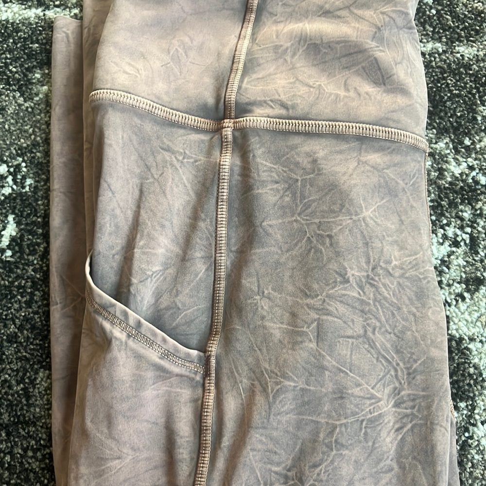 Rare Lululemon detailed leggings w pockets